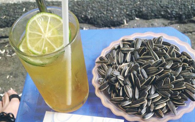 Mê cắn hạt hướng dương đến mấy thì cũng không nên ăn 3 loại này, chỉ rước hại vào thân - Ảnh 2.