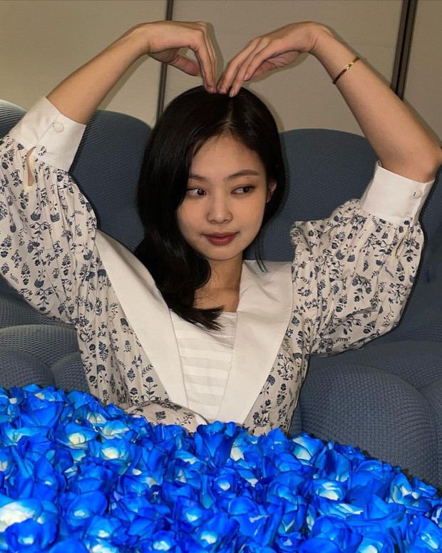 Kpop có 2 YouTuber mới nổi: Jennie mới lập nửa ngày có ngay nút vàng, mỹ nam GOT7 còn chưa kịp đăng clip nào đã gom được gần triệu subs - Ảnh 1. Kpop có 2 YouTuber mới nổi: Jennie mới lập nửa ngày có ngay nút vàng, mỹ nam GOT7 còn chưa kịp đăng clip nào đã gom được gần triệu subs - Ảnh 1.