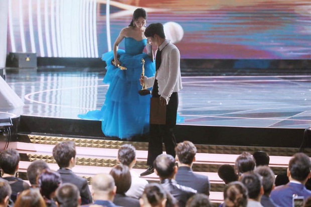 Vương Nhất Bác gây sốt với clip trượt ván nhưng nhan sắc rạng rỡ và thái độ đặc biệt của Triệu Lệ Dĩnh chiếm trọn spotlight - Ảnh 7.