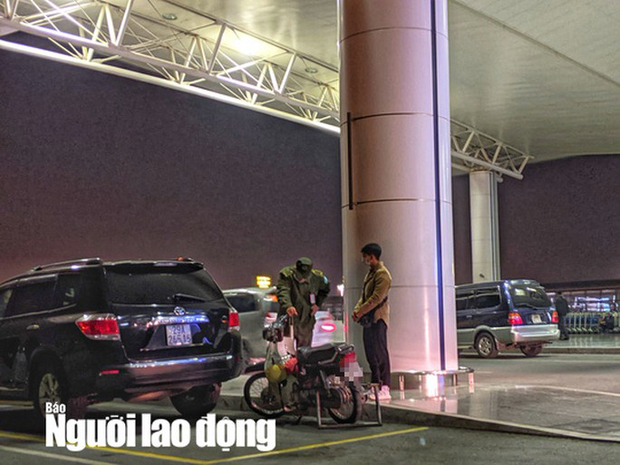 Thanh niên phi thẳng xe máy lên tầng 3 sảnh quốc tế ở sân bay Nội Bài - Ảnh 1.