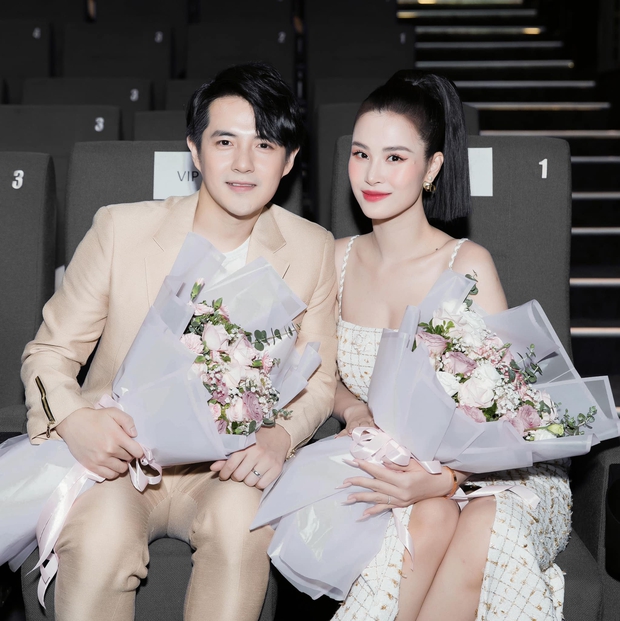 Màn tái xuất gây bão MXH của Đông Nhi - Ông Cao Thắng tại sự kiện: Lên đồ tun sur ton cực tình tứ, nhan sắc gái 1 con chiếm spotlight - Ảnh 3. Màn tái xuất gây bão MXH của Đông Nhi - Ông Cao Thắng tại sự kiện: Lên đồ tun sur ton cực tình tứ, nhan sắc gái 1 con chiếm spotlight - Ảnh 3.