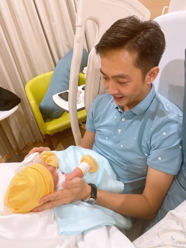 Đàm Thu Trang phá lệ hé lộ gần hết diện mạo ái nữ đầu lòng, nhìn góc nghiêng đã thấy đúng chất... “đẻ thuê” - Ảnh 4. Đàm Thu Trang phá lệ hé lộ gần hết diện mạo ái nữ đầu lòng, nhìn góc nghiêng đã thấy đúng chất... “đẻ thuê” - Ảnh 4.