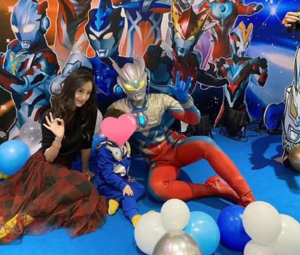 Rầm rộ hình ảnh Angela Baby cãi nhau to với Huỳnh Hiểu Minh trong khách sạn, phớt lờ chồng trong ngày sinh nhật con trai - Ảnh 5. Rầm rộ hình ảnh Angela Baby cãi nhau to với Huỳnh Hiểu Minh trong khách sạn, phớt lờ chồng trong ngày sinh nhật con trai - Ảnh 5.