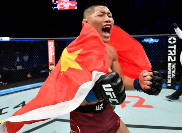 Võ sĩ MMA số 1 Trung Quốc tung một đấm khiến đối thủ sừng sỏ bất động, tự tin vỗ ngực tuyên bố: Giờ tất cả đã biết tôi giỏi đến thế nào - Ảnh 4. Võ sĩ MMA số 1 Trung Quốc tung một đấm khiến đối thủ sừng sỏ bất động, tự tin vỗ ngực tuyên bố: Giờ tất cả đã biết tôi giỏi đến thế nào - Ảnh 4.