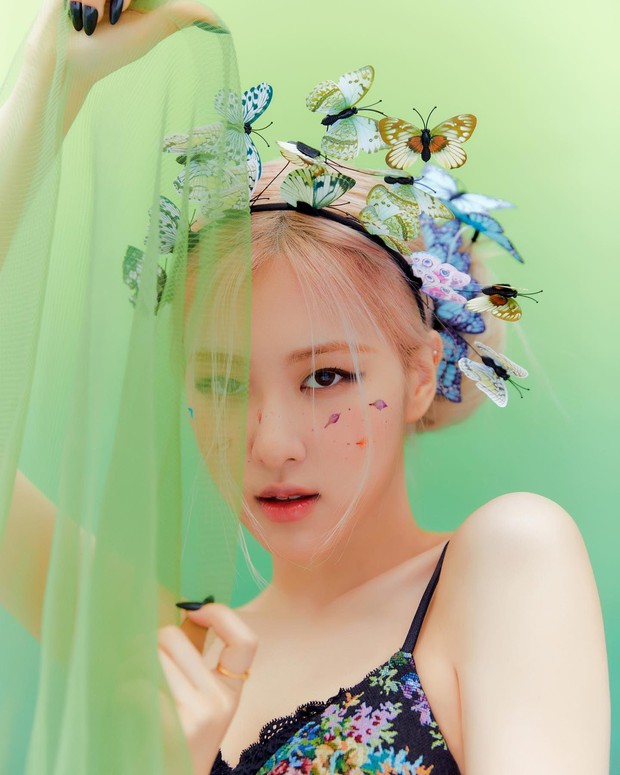 Rộ tin Rosé (BLACKPINK) đã quay xong MV debut solo, nhìn hậu trường fan đoán luôn tên bài chủ đề liên quan đến bộ phim LGBT đình đám? - Ảnh 3. Rộ tin Rosé (BLACKPINK) đã quay xong MV debut solo, nhìn hậu trường fan đoán luôn tên bài chủ đề liên quan đến bộ phim LGBT đình đám? - Ảnh 3.