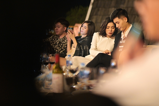 Lâm Bảo Châu đăng ảnh nắm tay và tựa đầu vào “ai kia”, netizen soi ngay ra chi tiết chứng minh đó là Lệ Quyên - Ảnh 5. Lâm Bảo Châu đăng ảnh nắm tay và tựa đầu vào “ai kia”, netizen soi ngay ra chi tiết chứng minh đó là Lệ Quyên - Ảnh 5.