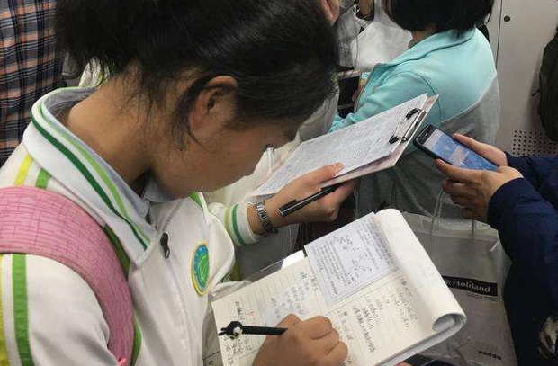 Nữ sinh viết bài luận về ước mơ, giáo viên đọc xong bị sốc nặng, liền thẳng thừng phê: Không thể chấp nhận được - Ảnh 1.