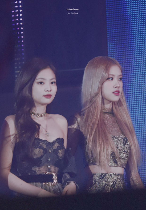 Ảnh Rosé - Jennie (BLACKPINK) váy ngắn cũn khoe body bốc lửa, tóc mới xinh như tiên tử gây bão MXH, nhưng sao cứ sai sai? - Ảnh 4. Ảnh Rosé - Jennie (BLACKPINK) váy ngắn cũn khoe body bốc lửa, tóc mới xinh như tiên tử gây bão MXH, nhưng sao cứ sai sai? - Ảnh 4.