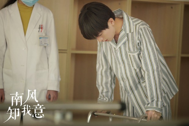 Thành Nghị mặt bầm tím, lết xe lăn ở hậu trường phim mới, rồi kiếp nào anh cũng ăn hành tơi bời vậy sao? - Ảnh 3. Thành Nghị mặt bầm tím, lết xe lăn ở hậu trường phim mới, rồi kiếp nào anh cũng ăn hành tơi bời vậy sao? - Ảnh 3.