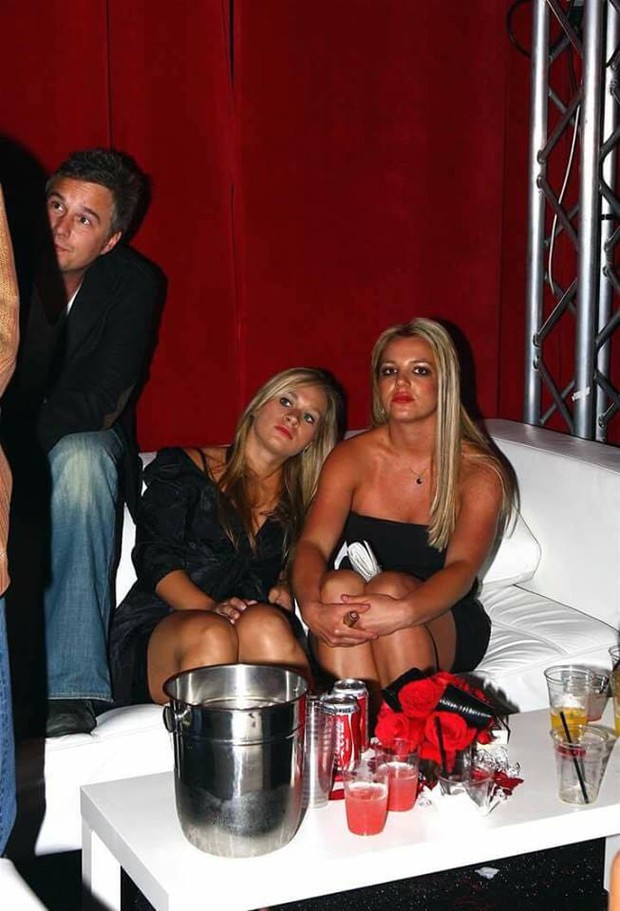 Xem hình hiếm Mỹ Tâm chụp cùng các ngôi sao thế giới, netizen phát hiện Britney Spears mặc đi mặc lại chiếc váy đen meme huyền thoại - Ảnh 4. Xem hình hiếm Mỹ Tâm chụp cùng các ngôi sao thế giới, netizen phát hiện Britney Spears mặc đi mặc lại chiếc váy đen meme huyền thoại - Ảnh 4.