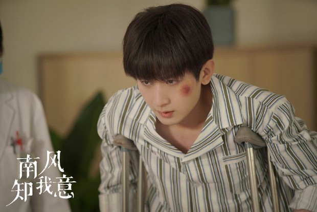 Thành Nghị mặt bầm tím, lết xe lăn ở hậu trường phim mới, rồi kiếp nào anh cũng ăn hành tơi bời vậy sao? - Ảnh 1. Thành Nghị mặt bầm tím, lết xe lăn ở hậu trường phim mới, rồi kiếp nào anh cũng ăn hành tơi bời vậy sao? - Ảnh 1.