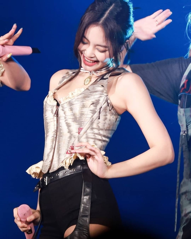 Chịu không nổi vì loạt ảnh cận màn bức tử vòng 1 tràn lên cả cổ của Jennie (BLACKPINK), fan đã quen cũng phải choáng váng - Ảnh 6. Chịu không nổi vì loạt ảnh cận màn bức tử vòng 1 tràn lên cả cổ của Jennie (BLACKPINK), fan đã quen cũng phải choáng váng - Ảnh 6.