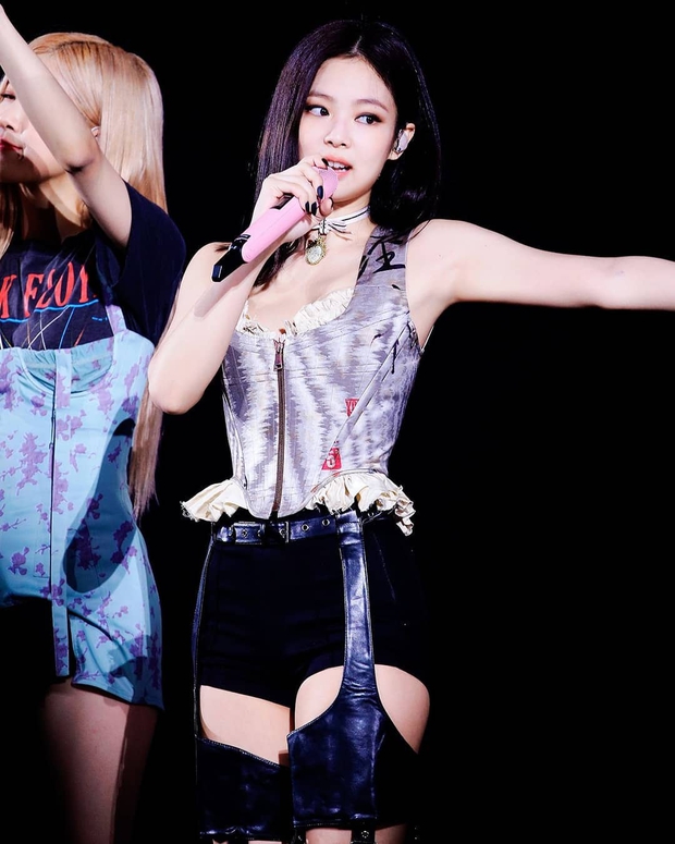 Chịu không nổi vì loạt ảnh cận màn bức tử vòng 1 tràn lên cả cổ của Jennie (BLACKPINK), fan đã quen cũng phải choáng váng - Ảnh 8. Chịu không nổi vì loạt ảnh cận màn bức tử vòng 1 tràn lên cả cổ của Jennie (BLACKPINK), fan đã quen cũng phải choáng váng - Ảnh 8.