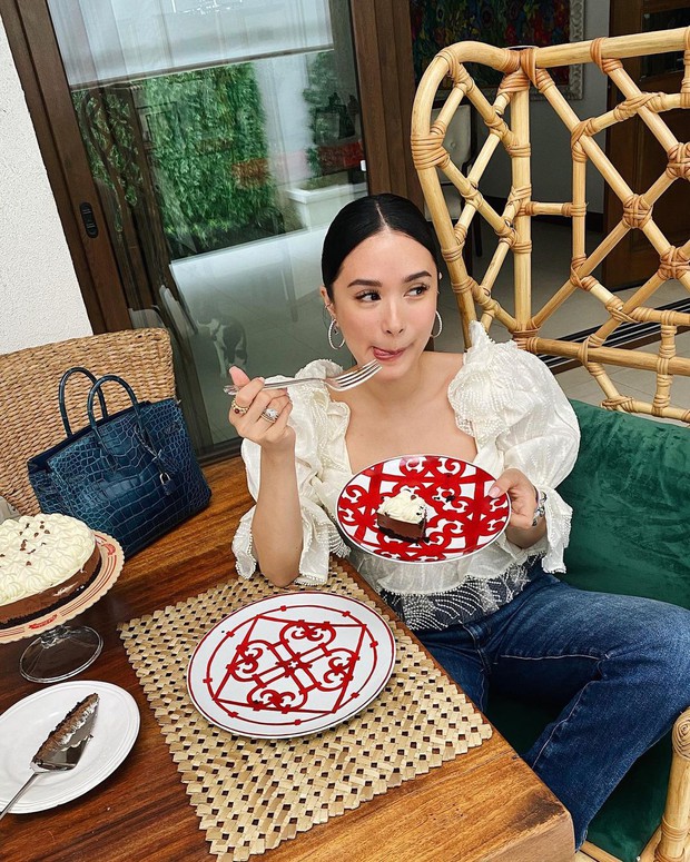 “Crazy Rich Asian nguyên mẫu chi hơn 200 triệu sắm toàn bát đĩa Hermès, nhìn bàn ăn sang chảnh thấy mê - Ảnh 2.