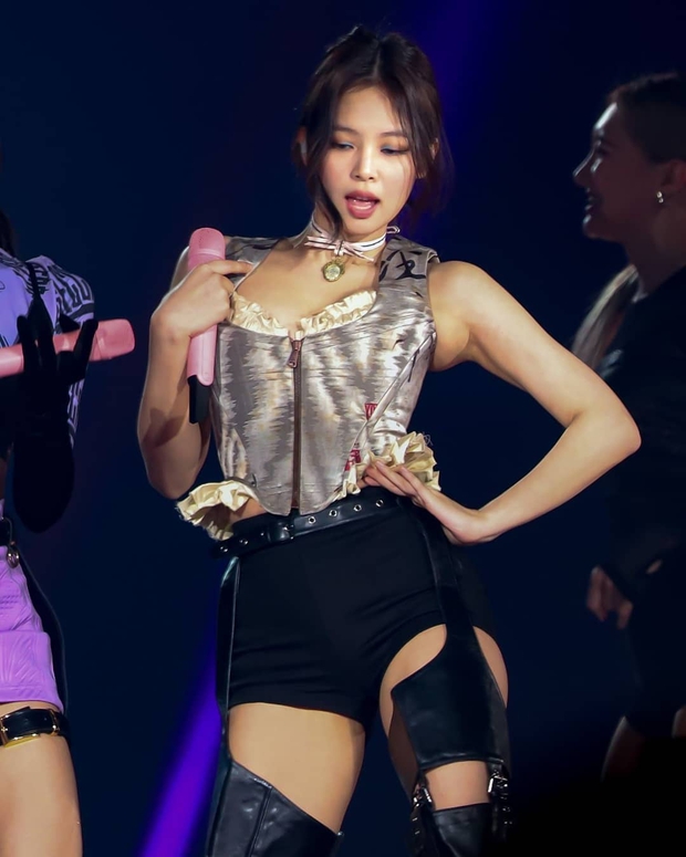 Chịu không nổi vì loạt ảnh cận màn bức tử vòng 1 tràn lên cả cổ của Jennie (BLACKPINK), fan đã quen cũng phải choáng váng - Ảnh 5. Chịu không nổi vì loạt ảnh cận màn bức tử vòng 1 tràn lên cả cổ của Jennie (BLACKPINK), fan đã quen cũng phải choáng váng - Ảnh 5.