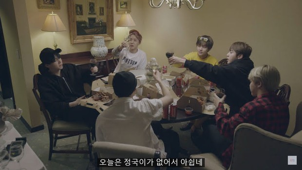 Khoảnh khắc Jungkook ngã quỵ trên sân khấu khiến BTS lo lắng tột độ, SUGA còn lén khóc trong phòng tắm - Ảnh 10. Khoảnh khắc Jungkook ngã quỵ trên sân khấu khiến BTS lo lắng tột độ, SUGA còn lén khóc trong phòng tắm - Ảnh 10.