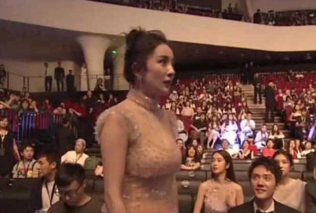 Vẫn biết body Dương Mịch hoàn hảo, nhưng ai ngờ ảnh team qua đường lại cho thấy vòng 1 của cô nàng khủng nhường này - Ảnh 2.