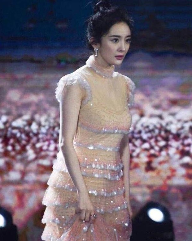 Vẫn biết body Dương Mịch hoàn hảo, nhưng ai ngờ ảnh team qua đường lại cho thấy vòng 1 của cô nàng khủng nhường này - Ảnh 4.