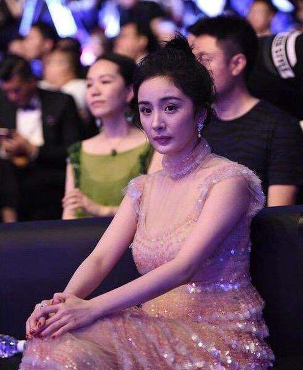 Vẫn biết body Dương Mịch hoàn hảo, nhưng ai ngờ ảnh team qua đường lại cho thấy vòng 1 của cô nàng khủng nhường này - Ảnh 3.