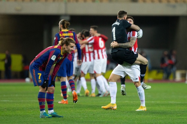 Đồng đội Messi ôm mặt giấu nỗi buồn, cầu thủ Bilbao hoá trang thành ngư dân sau chung kết Siêu Cúp Tây Ban Nha - Ảnh 2. Đồng đội Messi ôm mặt giấu nỗi buồn, cầu thủ Bilbao hoá trang thành ngư dân sau chung kết Siêu Cúp Tây Ban Nha - Ảnh 2.