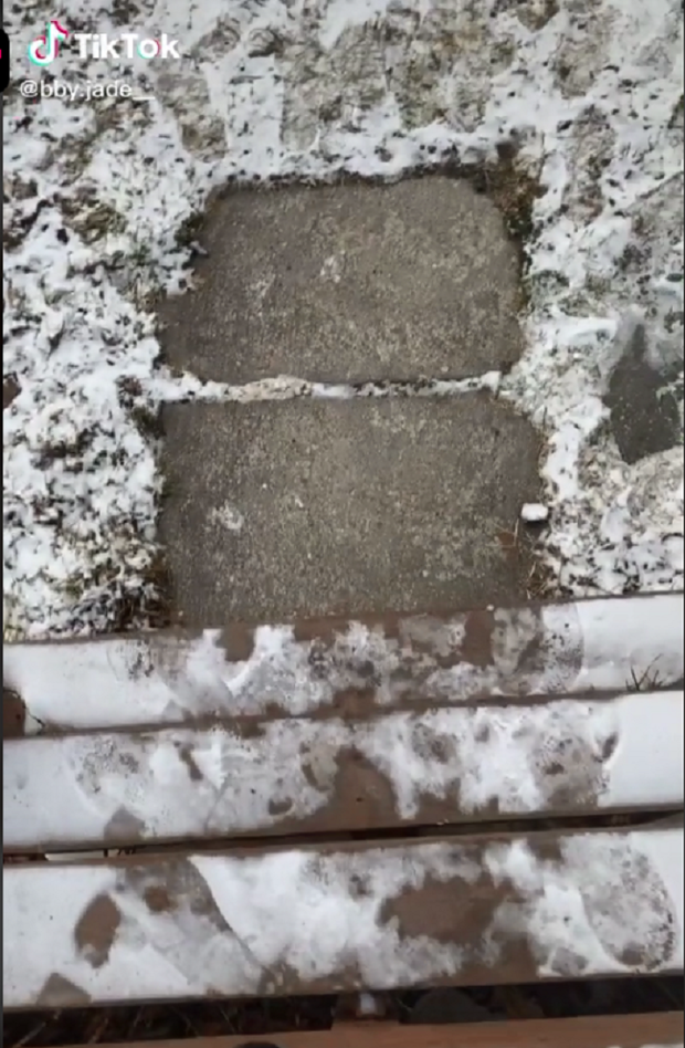 Đi đổ rác phát hiện ký hiệu kỳ quái trên nắp thùng rác, người phụ nữ đăng đàn hỏi dân mạng rồi xanh mặt khi nhận câu trả lời - Ảnh 1.