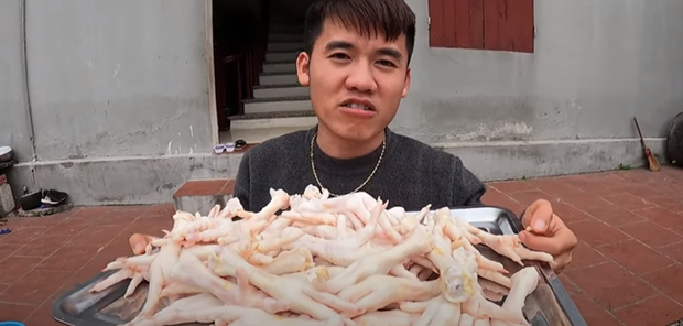 Con trai Bà Tân Vlog trở lại với món chân gà nướng sốt siêu cay nhưng tiếp tục bị dân mạng ném đá khi soi được chi tiết vô lý này - Ảnh 3.