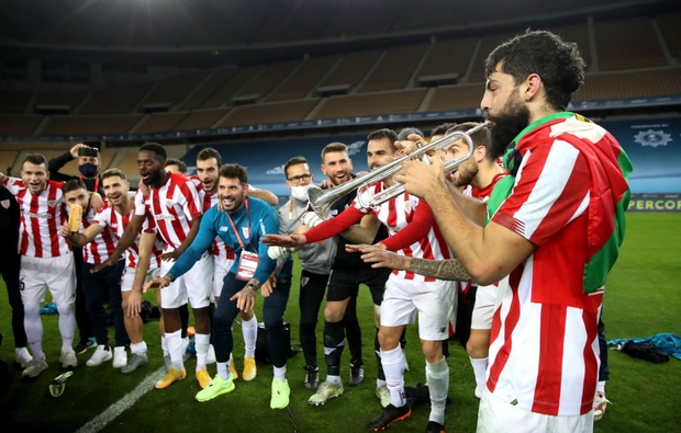Đồng đội Messi ôm mặt giấu nỗi buồn, cầu thủ Bilbao hoá trang thành ngư dân sau chung kết Siêu Cúp Tây Ban Nha - Ảnh 6. Đồng đội Messi ôm mặt giấu nỗi buồn, cầu thủ Bilbao hoá trang thành ngư dân sau chung kết Siêu Cúp Tây Ban Nha - Ảnh 6.