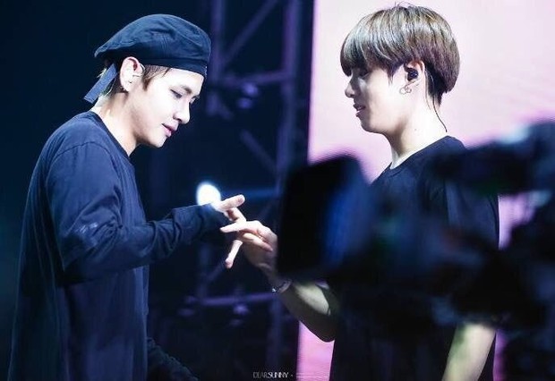 Khoảnh khắc Jungkook ngã quỵ trên sân khấu khiến BTS lo lắng tột độ, SUGA còn lén khóc trong phòng tắm - Ảnh 7. Khoảnh khắc Jungkook ngã quỵ trên sân khấu khiến BTS lo lắng tột độ, SUGA còn lén khóc trong phòng tắm - Ảnh 7.