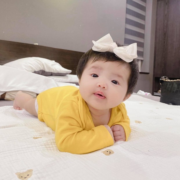 Clip: Nghe cách mẹ bỉm Đông Nhi năn nỉ fan khi ra về sau sự kiện là đủ biết “thế lực nhí” Winnie quyền lực cỡ nào - Ảnh 5. Clip: Nghe cách mẹ bỉm Đông Nhi năn nỉ fan khi ra về sau sự kiện là đủ biết “thế lực nhí” Winnie quyền lực cỡ nào - Ảnh 5.