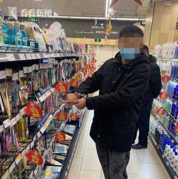 Lái siêu xe bóng loáng, xách túi hàng hiệu tiến vào siêu thị, nam thanh niên đột ngột bị nhân viên chặn lại với lý do khó tin - Ảnh 2.