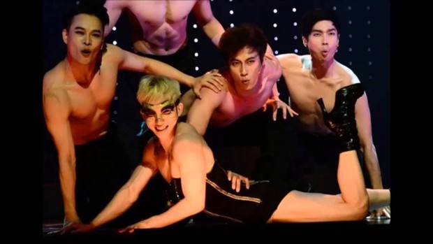Loạt outfit gây tranh cãi bậc nhất Kpop: SNSD bị nghi đạo nhái, PSY diện jumpsuit sexy nhưng chưa sốc bằng boygroup mặc mỗi nội y lên stage - Ảnh 21. Loạt outfit gây tranh cãi bậc nhất Kpop: SNSD bị nghi đạo nhái, PSY diện jumpsuit sexy nhưng chưa sốc bằng boygroup mặc mỗi nội y lên stage - Ảnh 21.