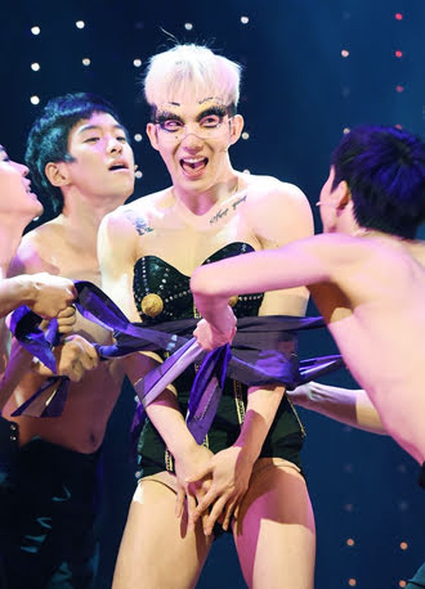 Loạt outfit gây tranh cãi bậc nhất Kpop: SNSD bị nghi đạo nhái, PSY diện jumpsuit sexy nhưng chưa sốc bằng boygroup mặc mỗi nội y lên stage - Ảnh 20. Loạt outfit gây tranh cãi bậc nhất Kpop: SNSD bị nghi đạo nhái, PSY diện jumpsuit sexy nhưng chưa sốc bằng boygroup mặc mỗi nội y lên stage - Ảnh 20.