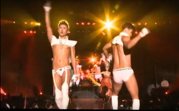 Loạt outfit gây tranh cãi bậc nhất Kpop: SNSD bị nghi đạo nhái, PSY diện jumpsuit sexy nhưng chưa sốc bằng boygroup mặc mỗi nội y lên stage - Ảnh 23. Loạt outfit gây tranh cãi bậc nhất Kpop: SNSD bị nghi đạo nhái, PSY diện jumpsuit sexy nhưng chưa sốc bằng boygroup mặc mỗi nội y lên stage - Ảnh 23.