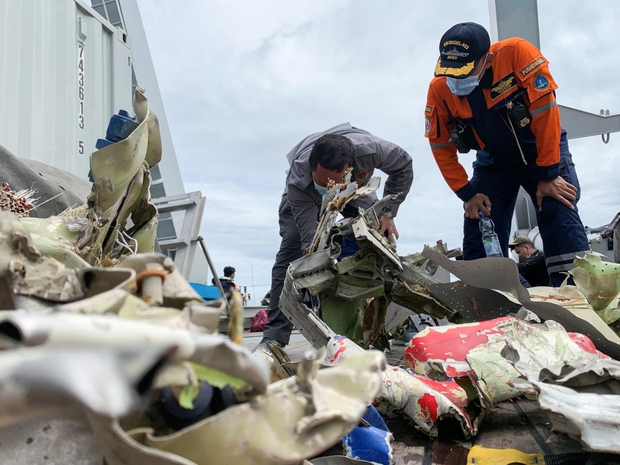 Vụ máy bay rơi ở Indonesia: Tiếp tục tìm kiếm cứu nạn thêm 3 ngày - Ảnh 1.