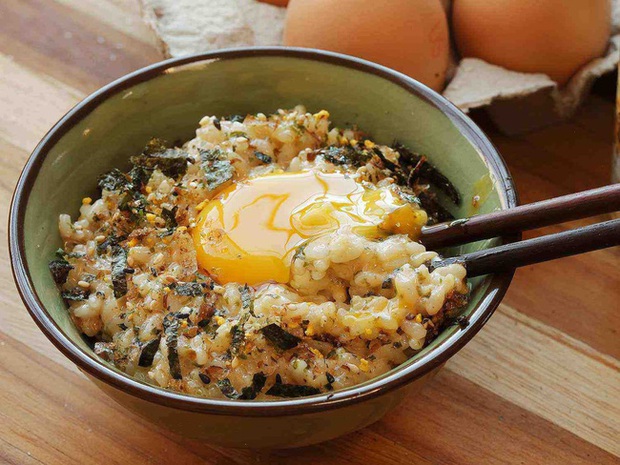 Cơm nóng trộn trứng sống - sa tế: Món ăn đang hot trên MXH mấy ngày nay, hóa ra lại dễ làm và vô cùng thơm ngon nhờ loại gia vị made in Việt Nam này - Ảnh 3.
