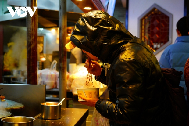 Người Vũ Hán và những bát mỳ trộn nóng vượt qua đại dịch Covid-19 - Ảnh 5.