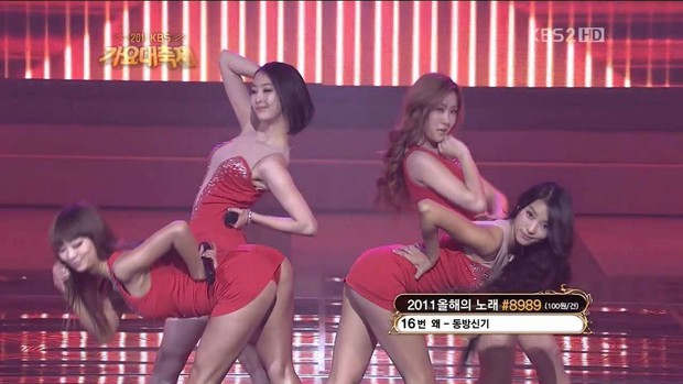 Loạt outfit gây tranh cãi bậc nhất Kpop: SNSD bị nghi đạo nhái, PSY diện jumpsuit sexy nhưng chưa sốc bằng boygroup mặc mỗi nội y lên stage - Ảnh 3. Loạt outfit gây tranh cãi bậc nhất Kpop: SNSD bị nghi đạo nhái, PSY diện jumpsuit sexy nhưng chưa sốc bằng boygroup mặc mỗi nội y lên stage - Ảnh 3.