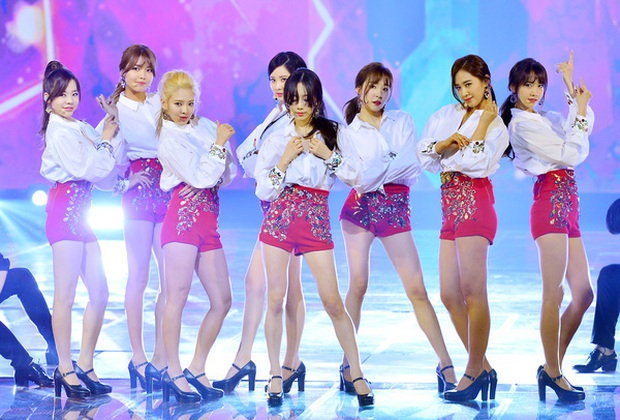 Loạt outfit gây tranh cãi bậc nhất Kpop: SNSD bị nghi đạo nhái, PSY diện jumpsuit sexy nhưng chưa sốc bằng boygroup mặc mỗi nội y lên stage - Ảnh 5. Loạt outfit gây tranh cãi bậc nhất Kpop: SNSD bị nghi đạo nhái, PSY diện jumpsuit sexy nhưng chưa sốc bằng boygroup mặc mỗi nội y lên stage - Ảnh 5.