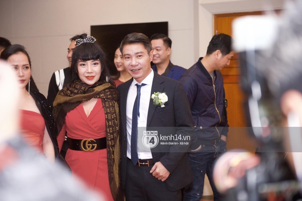 Đám cưới NS Công Lý: Cô dâu chú rể rót rượu mừng trong hạnh phúc ngập tràn, Thuỵ Vân, Dương Hoàng Yến và dàn sao đình đám đến chung vui - Ảnh 17.