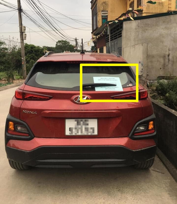 Đỗ xe ngay đường để vào trường đón con, người mẹ để lại dòng chữ khiến dân tình khen tới tấp: Con cái hẳn phải được giáo dục tốt lắm đây! - Ảnh 1.