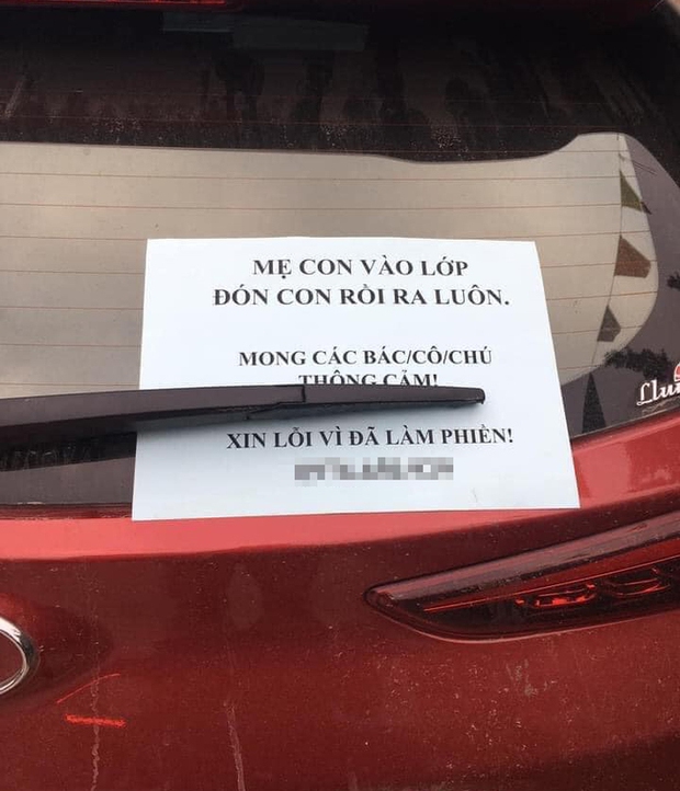 Đỗ xe ngay đường để vào trường đón con, người mẹ để lại dòng chữ khiến dân tình khen tới tấp: Con cái hẳn phải được giáo dục tốt lắm đây! - Ảnh 2.