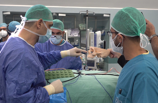 Israel tiến hành ca phẫu thuật ghép hốc mắt 3D trong môi trường AR đầu tiên trên thế giới - Ảnh 1.