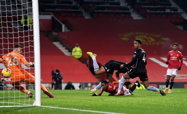 Bruno Fernandes và Pogba tỏa sáng giúp MU bằng điểm đội đầu bảng Liverpool - Ảnh 4. Bruno Fernandes và Pogba tỏa sáng giúp MU bằng điểm đội đầu bảng Liverpool - Ảnh 4.