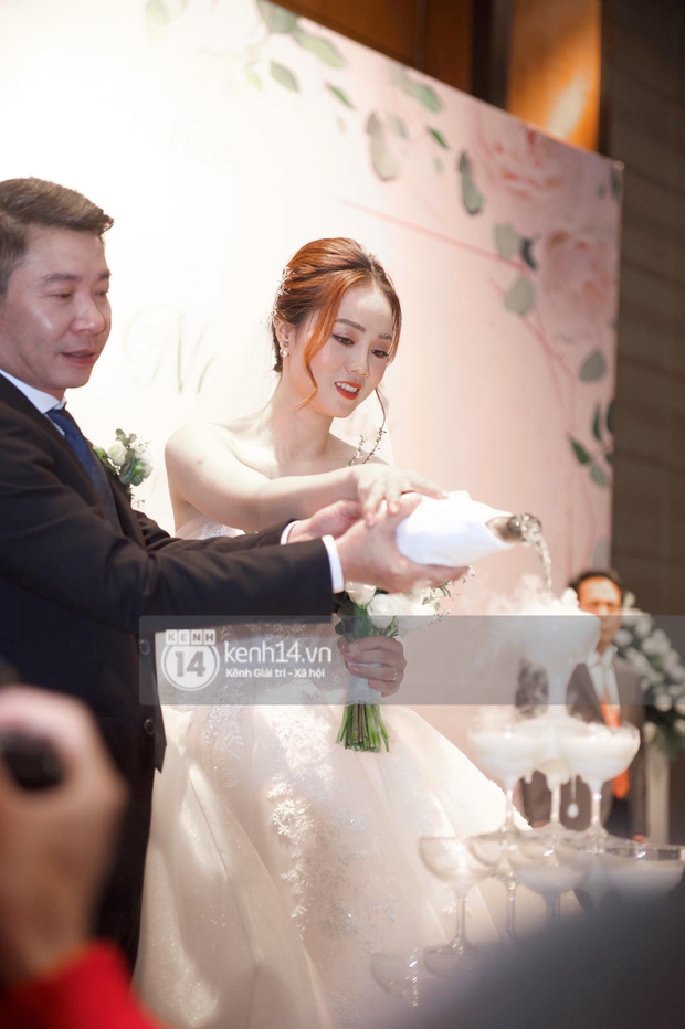Đám cưới NS Công Lý: Cô dâu chú rể rót rượu mừng trong hạnh phúc ngập tràn, Thuỵ Vân, Dương Hoàng Yến và dàn sao đình đám đến chung vui - Ảnh 2.