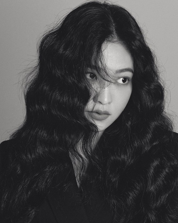 Loạt sao nữ Hàn từng lăng xê mốt tóc xoăn xù mì trước Jisoo: Yoona, Nayeon xinh như búp bê, Jennie lần đầu tiên bị lép vế - Ảnh 7. Loạt sao nữ Hàn từng lăng xê mốt tóc xoăn xù mì trước Jisoo: Yoona, Nayeon xinh như búp bê, Jennie lần đầu tiên bị lép vế - Ảnh 7.
