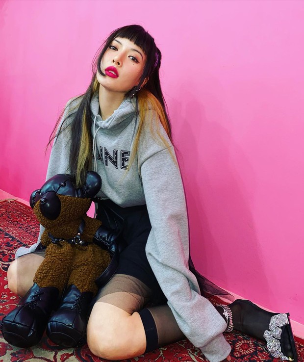 Đẳng cấp nàng thơ Celine có khác, Lisa đụng hàng Hyuna và “ăn đứt” từ kiểu tóc đến style lên đồ - Ảnh 2. Đẳng cấp nàng thơ Celine có khác, Lisa đụng hàng Hyuna và “ăn đứt” từ kiểu tóc đến style lên đồ - Ảnh 2.
