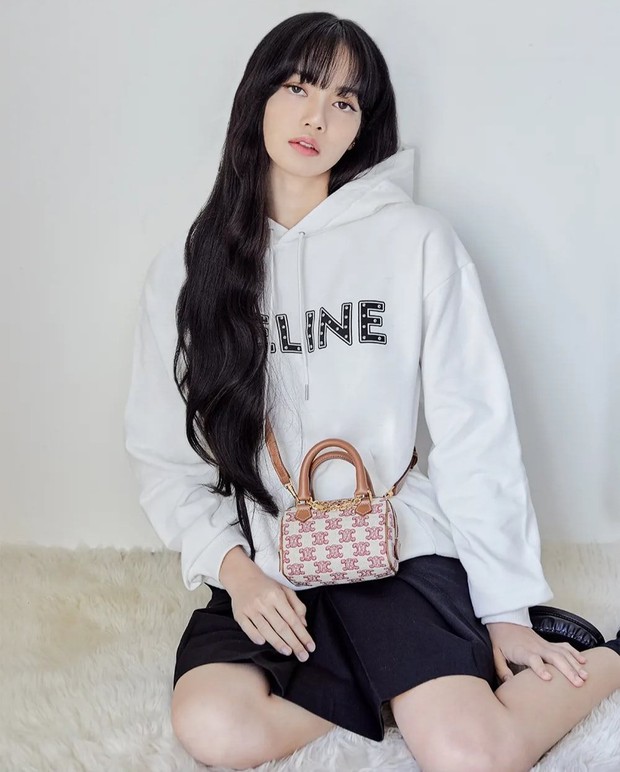 Đẳng cấp nàng thơ Celine có khác, Lisa đụng hàng Hyuna và “ăn đứt” từ kiểu tóc đến style lên đồ - Ảnh 1. Đẳng cấp nàng thơ Celine có khác, Lisa đụng hàng Hyuna và “ăn đứt” từ kiểu tóc đến style lên đồ - Ảnh 1.