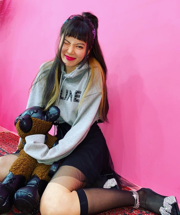 Đẳng cấp nàng thơ Celine có khác, Lisa đụng hàng Hyuna và “ăn đứt” từ kiểu tóc đến style lên đồ - Ảnh 3. Đẳng cấp nàng thơ Celine có khác, Lisa đụng hàng Hyuna và “ăn đứt” từ kiểu tóc đến style lên đồ - Ảnh 3.