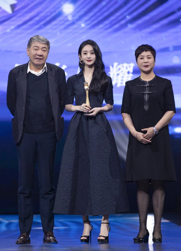 Kết quả đêm hội Douyin 2020: Triệu Lệ Dĩnh hốt đậm cạnh Vương Nhất Bác, Chương Tử Di gây xôn xao với giải Tân binh - Ảnh 1. Kết quả đêm hội Douyin 2020: Triệu Lệ Dĩnh hốt đậm cạnh Vương Nhất Bác, Chương Tử Di gây xôn xao với giải Tân binh - Ảnh 1.