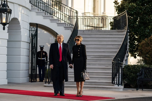 Những khoảnh khắc cuối cùng của ông Donald Trump trên cương vị Tổng thống Mỹ: Tươi cười, vẫy tay chào tạm biệt trước sự chứng kiến của gia đình - Ảnh 1. Những khoảnh khắc cuối cùng của ông Donald Trump trên cương vị Tổng thống Mỹ: Tươi cười, vẫy tay chào tạm biệt trước sự chứng kiến của gia đình - Ảnh 1.